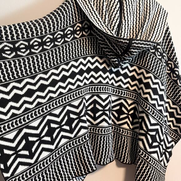 White House Black Market Boho Geo Hooded Knit Poncho Black White Size XSP/SP - Picture 9 of 11
